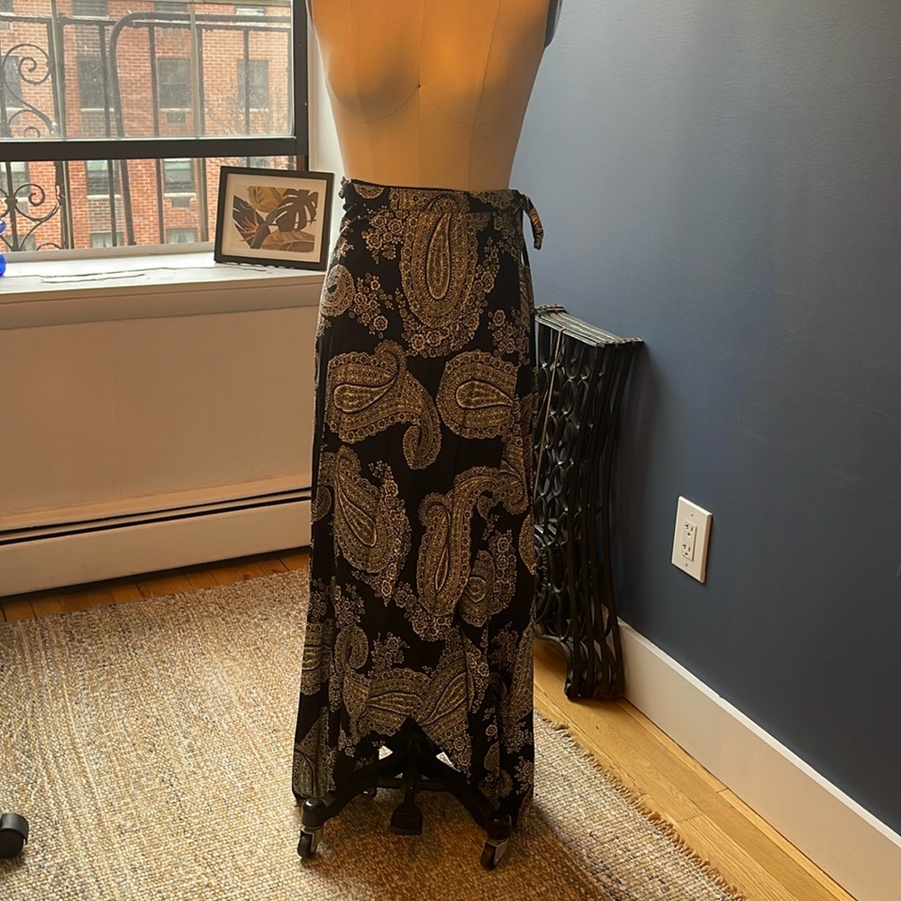 Paisley black and white wrap around skirt. Good as new!